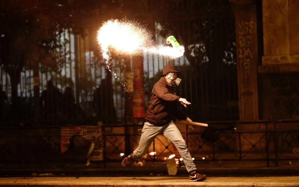 Καταδρομική επίθεση στο ΑΤ Ομόνοιας: 30 μολότοφ και πέτρες από αντιεξουσιαστές – Τέσσερις αστυνομικοί τραυματίες